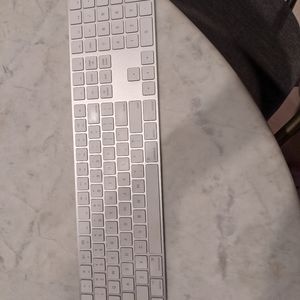Apple Magic Keyboard w/ Numeric Keypad white